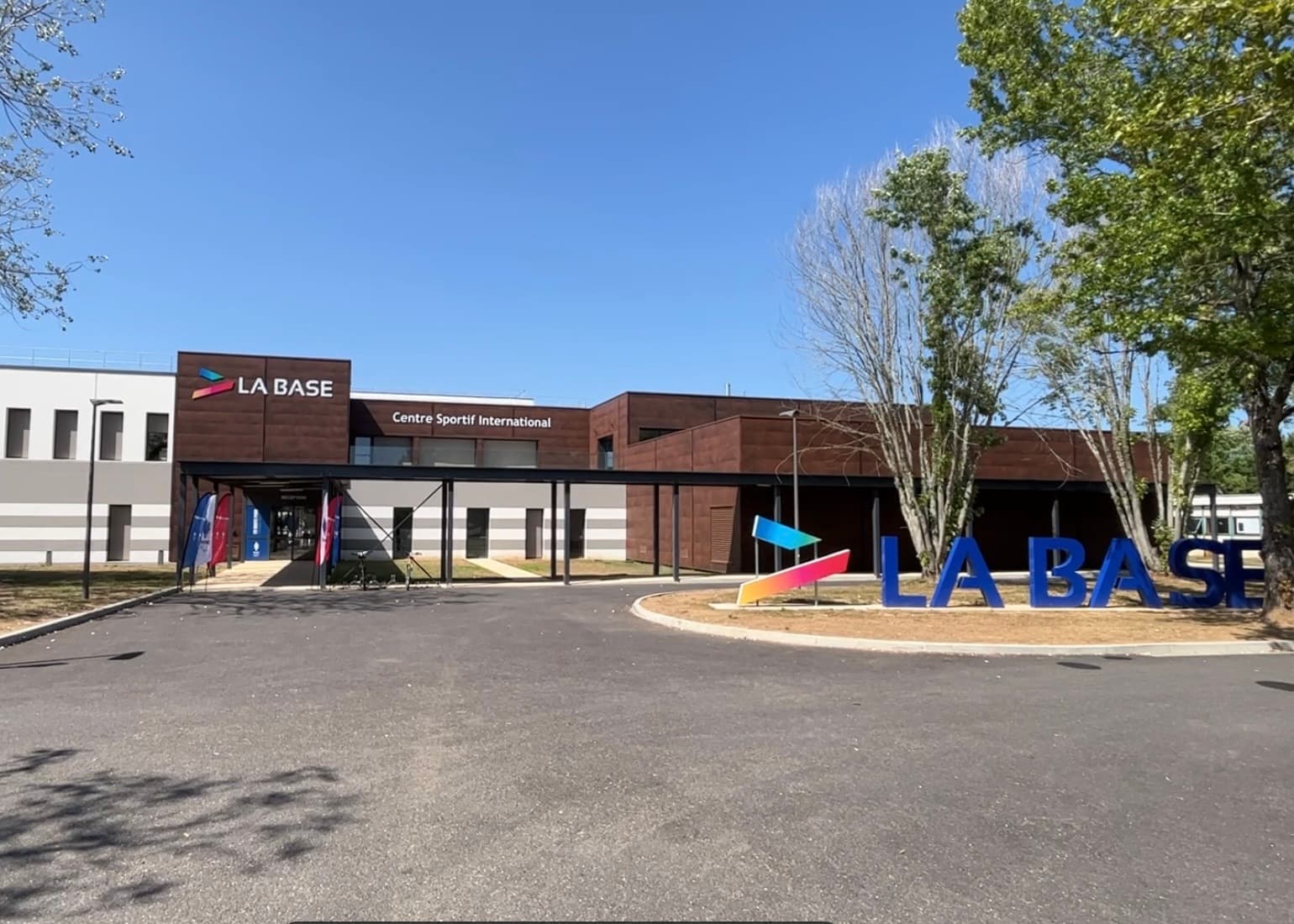 Entrée de La Base, centre sportif international à Temple-sur-Lot