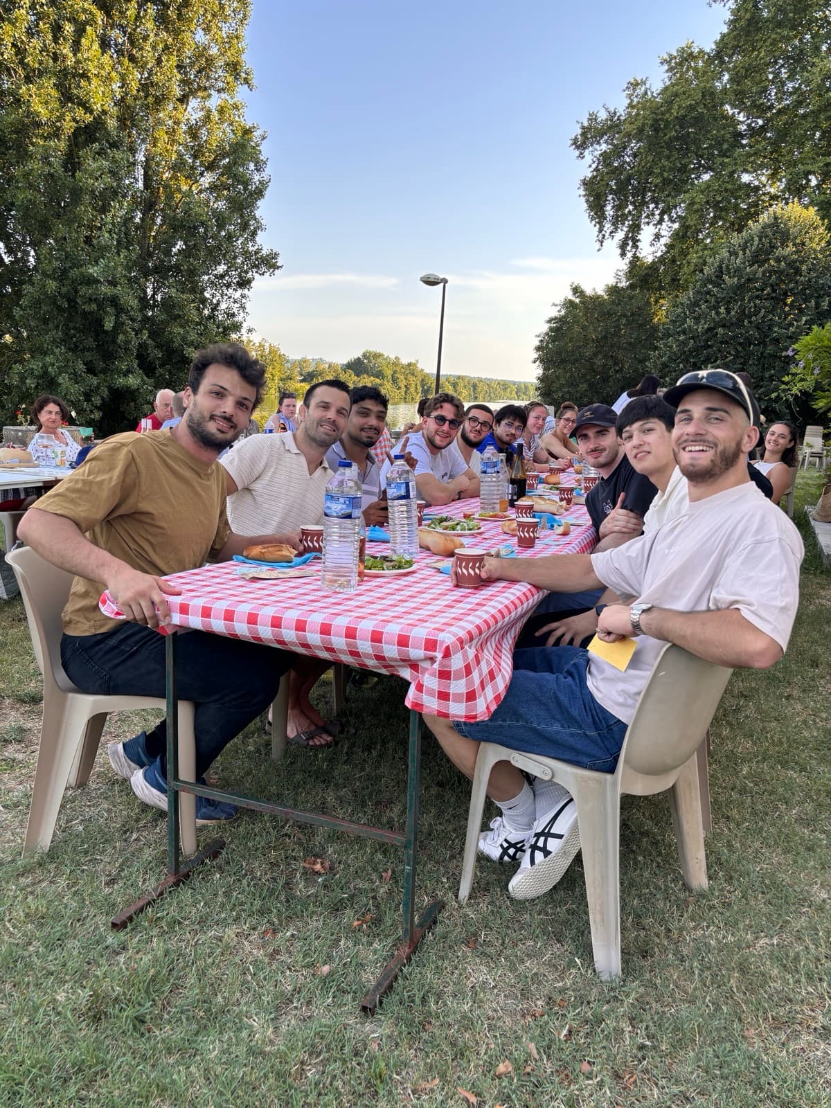 Repas convivial du groupe au bord du lac