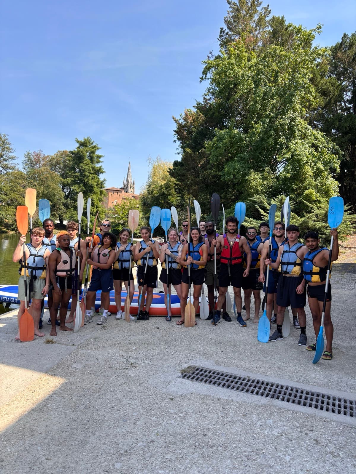 Le groupe du stage, pagaies en main, au bord du Lot